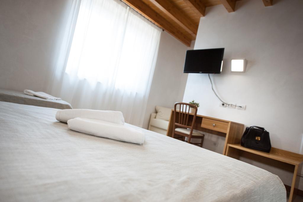 Agriturismo B&B Corte Tonolli Valeggio sul Mincio Rum bild