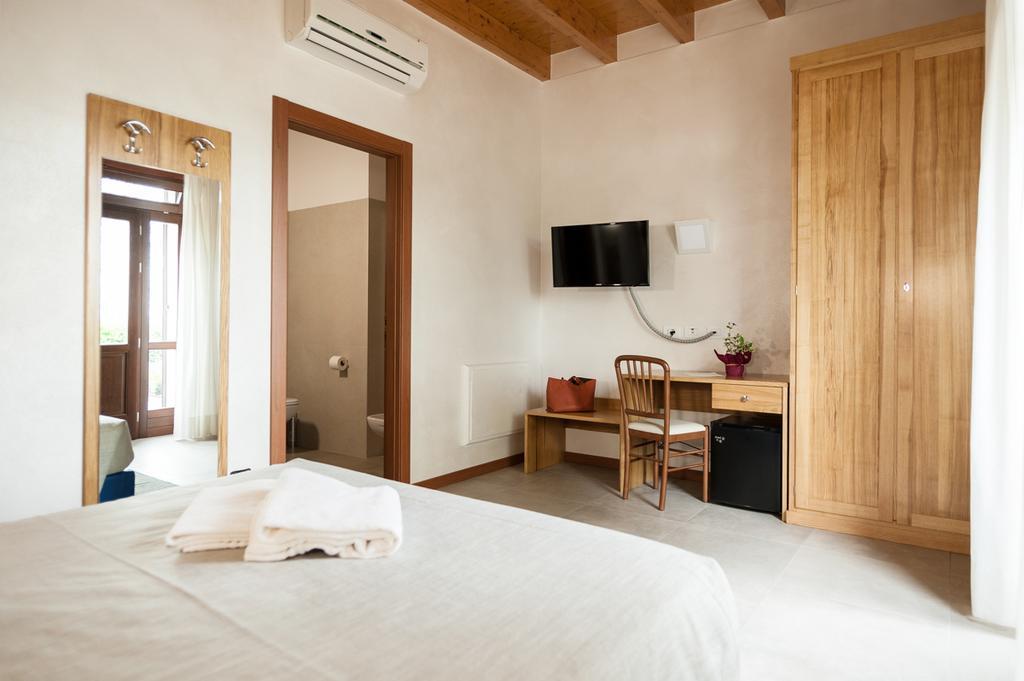 Agriturismo B&B Corte Tonolli Valeggio sul Mincio Rum bild